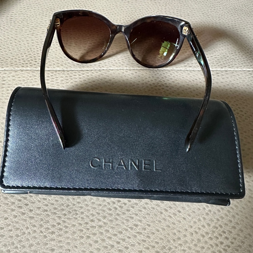 CHANEL Brown Tortoiseshell Round Sunglasses - Picture 3 of 5